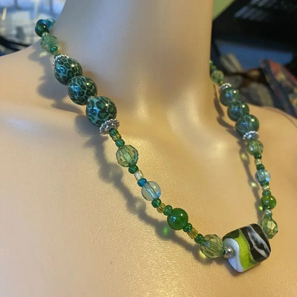 VTG Green Turquoise Art Glass Jade Imitation Beads Necklace Choker 10” Lucky